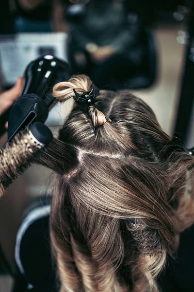 Красива Зачіска Жінки Після Фарбування Волосся Створення Родзинки Перукарні — стокове фото