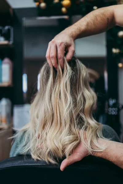 Beautiful Hairstyle Woman Dyeing Hair Making Highlights Hair Salon — Stock Photo, Image