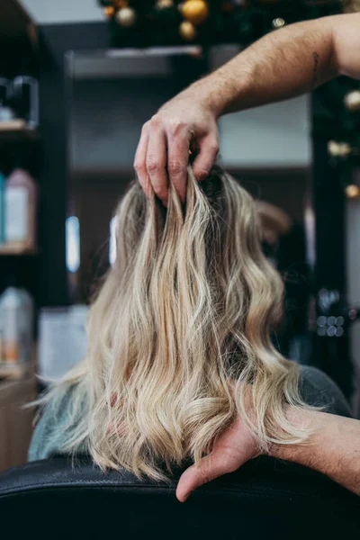 Penteado Bonito Mulher Depois Tingir Cabelo Fazer Destaques Salão Cabeleireiro — Fotografia de Stock