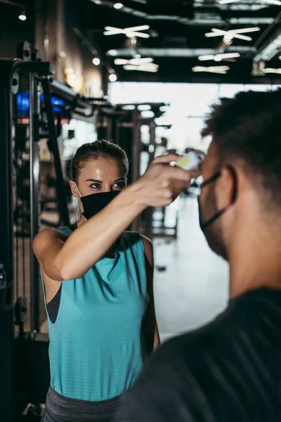 Joven Mujer Trabajadora Fitness Gimnasio Instructora Midiendo Temperatura Corporal Del — Foto de Stock