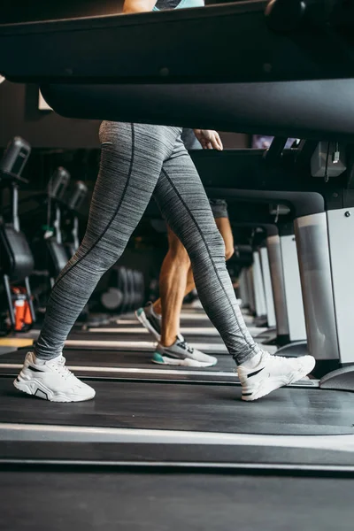 Mujer Hombre Forma Joven Corriendo Cinta Correr Gimnasio Moderno Primer — Foto de Stock