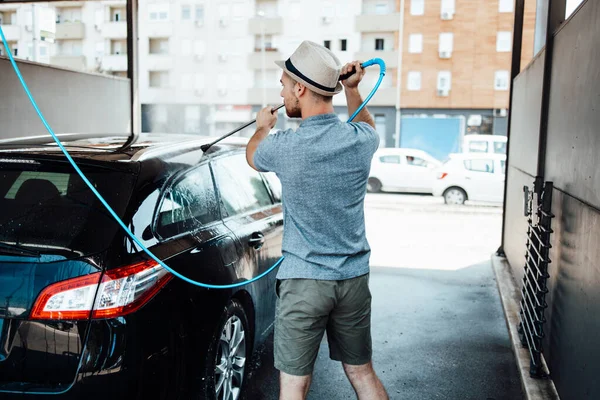 Mladý Muž Kloboukem Mytí Jeho Auto Denního Světla Myčce Aut — Stock fotografie