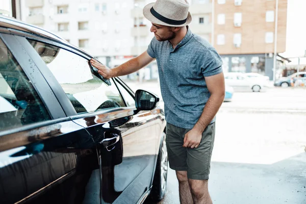 Mladý Pohledný Muž Kloboukem Čištění Auto Hadrem Auto Detailní Nebo — Stock fotografie