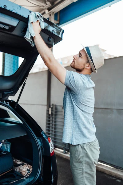 Junger Gutaussehender Mann Mit Hut Putzwagen Mit Lappen Auto Detaillierung — Stockfoto