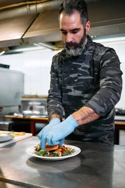 Profesjonalny Szef Kuchni Wojskowej Lub Kucharz Przygotowuje Pyszny Posiłek Świeżego — Zdjęcie stockowe