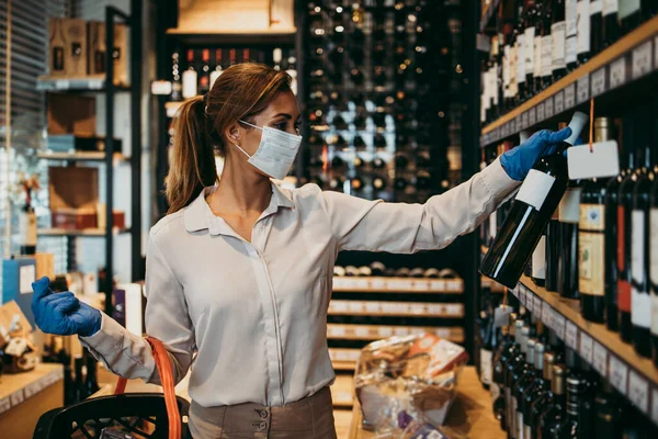 Bella Donna Giovane Elegante Con Maschera Protettiva Viso Guanti Che — Foto Stock