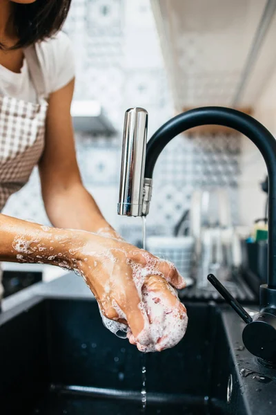 Jonge Volwassen Vrouw Die Haar Handen Wast Gootsteen Huishouden Persoonlijke — Stockfoto