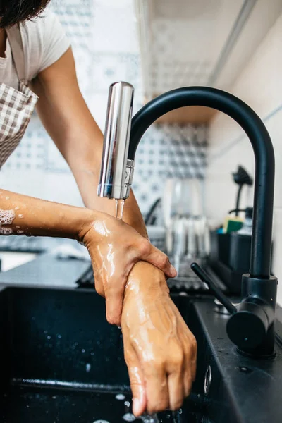 Jonge Volwassen Vrouw Die Haar Handen Wast Gootsteen Huishouden Persoonlijke — Stockfoto
