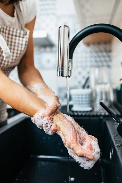 Jonge Volwassen Vrouw Die Haar Handen Wast Gootsteen Huishouden Persoonlijke — Stockfoto