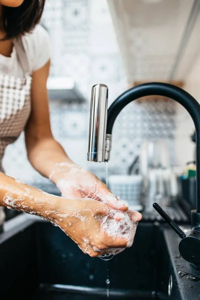 Jonge Volwassen Vrouw Die Haar Handen Wast Gootsteen Huishouden Persoonlijke — Stockfoto