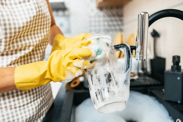 Jonge Volwassen Vrouw Met Gele Beschermende Handschoenen Die Haar Afwas — Stockfoto