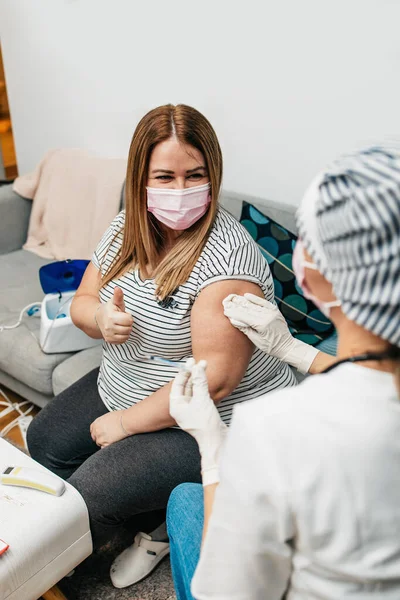 Female Doctor Vaccinating Middle Age Female Patient Home Coronavirus Covid — Stock Photo, Image