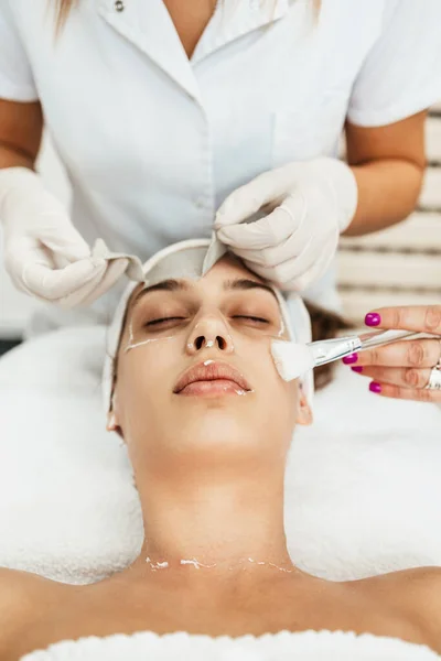 Femeie Adultă Frumoasă Atractivă Care Primește Tratament Profesional Înfrumusețare Facială — Fotografie, imagine de stoc