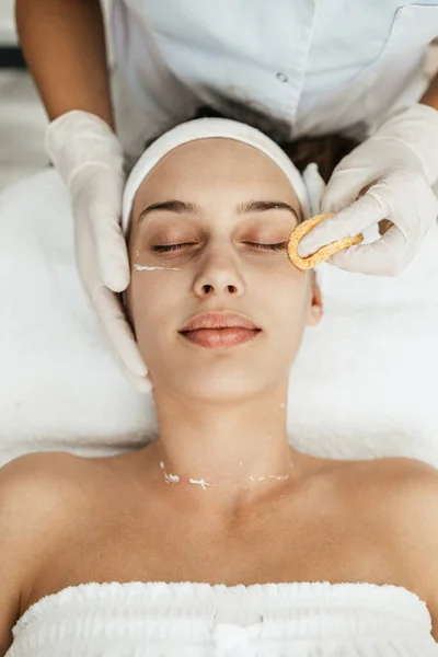 Femeie Adultă Frumoasă Atractivă Care Primește Tratament Profesional Înfrumusețare Facială — Fotografie, imagine de stoc
