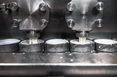 Farklı süt ürünleri için fabrika üretim hattı. Ekşi krema ya da ekşi süt üretimi gibi.. 