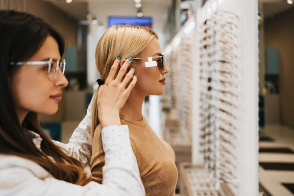 Mujer Hermosa Moda Eligiendo Montura Gafas Tienda Óptica Moderna Mujer — Foto de Stock