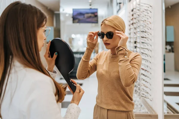 Belle Mode Femme Choisissant Monture Lunettes Dans Magasin Optique Moderne — Photo