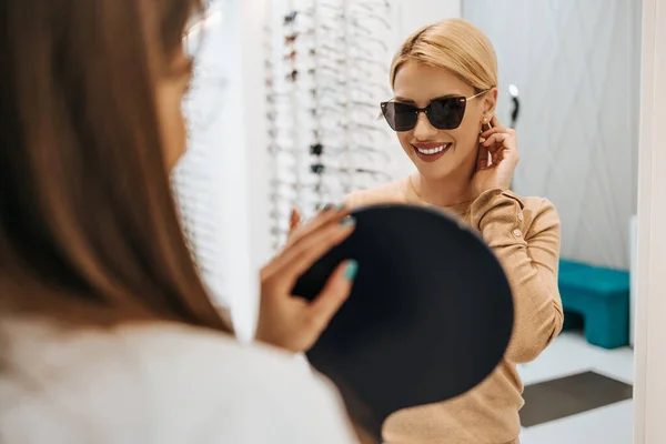 Vacker Och Moderiktig Kvinna Väljer Glasögonbåge Modern Optisk Butik Kvinnlig — Stockfoto