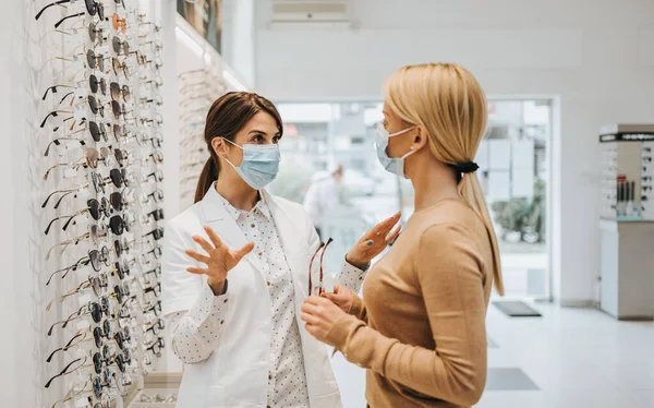 Vacker Och Moderiktig Kvinna Väljer Glasögonbåge Modern Optisk Butik Kvinnlig — Stockfoto