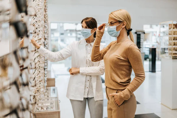 Vacker Och Moderiktig Kvinna Väljer Glasögonbåge Modern Optisk Butik Kvinnlig — Stockfoto