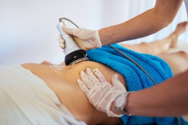 Süpürge bipolar ve çok kutuplu kavitasyon. Cilt esnekliğini ve yağ kaybını artırmak için modern teknoloji ve sağlık vücudu ve güzellik iyileştirmesi.