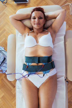 Elektrostimulasyon EMS zayıflama makinesi ile modern teknoloji tıbbi sağlık ve güzellik tedavisi.