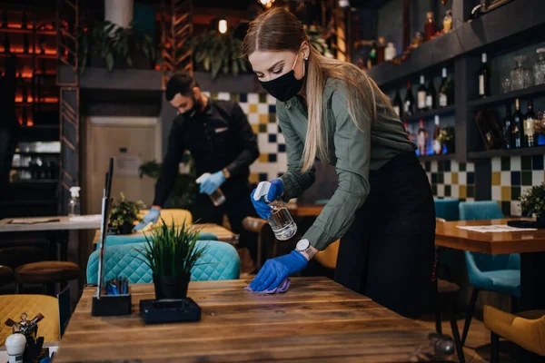 Young Restaurant Workers Waiters Cleaning Disinfecting Tables Surfaces Coronavirus Pandemic — Stock Photo, Image