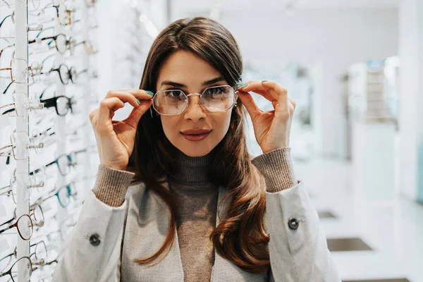 Belle Mode Femme Choisissant Monture Lunettes Dans Magasin Optique Moderne — Photo