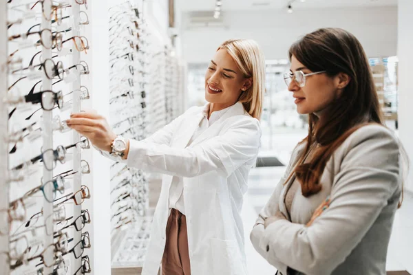 Mujer Hermosa Moda Eligiendo Montura Gafas Tienda Óptica Moderna Mujer — Foto de Stock