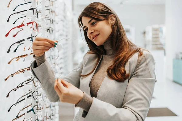 Mujer Hermosa Moda Eligiendo Marco Gafas Tienda Óptica Moderna — Foto de Stock