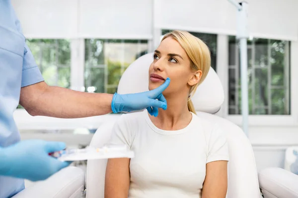 Güzellik Kliniğindeki Güzel Mutlu Sarışın Kadın Kadın Doktorla Yüz Estetiği — Stok fotoğraf