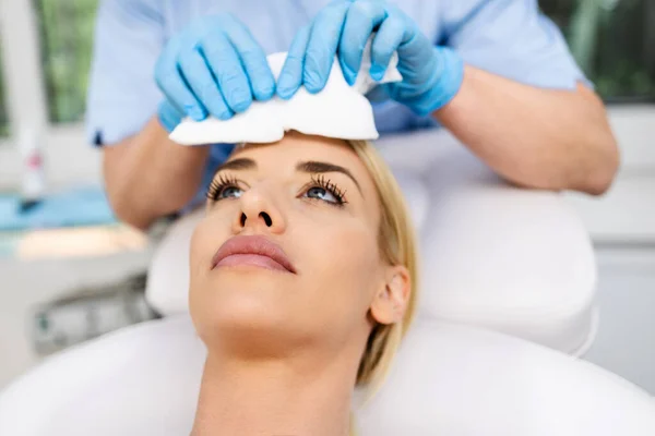 Microneac Mezoterapie Femeie Blondă Frumoasă Care Primește Tratament Întinerire Microneedling — Fotografie, imagine de stoc