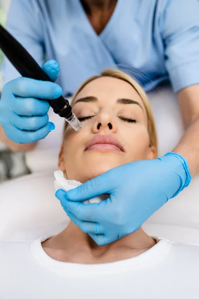 Mikro-edle mezoterapi. Güzel sarışın kadın mikro gençleştirme tedavisi görüyor..