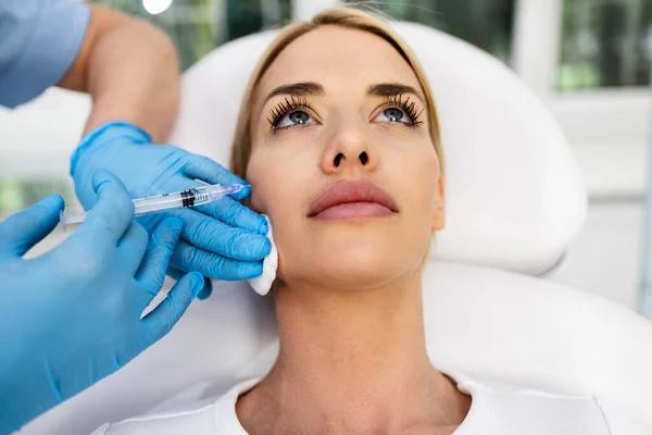 Femeie Blondă Atractivă Primește Injecție Facială Întinerită Clinica Înfrumusețare Expertul — Fotografie, imagine de stoc
