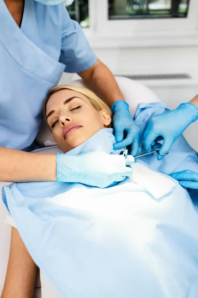 Beautiful Young Blonde Woman Receiving Scar Mole Birthmark Removal Treatment — Stock Photo, Image