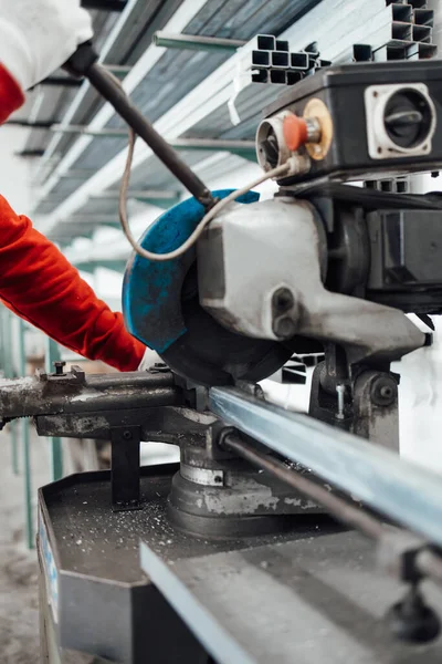Jonge Mannelijke Werknemer Monteert Producten Moderne Pvc Aluminium Deuren Ramen — Stockfoto