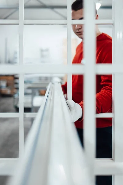 Junge Männliche Arbeiter Montieren Produkte Der Modernen Fabrik Für Türen — Stockfoto