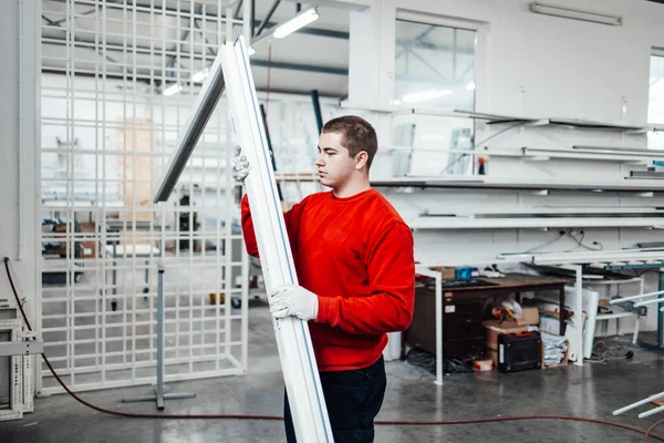 Junge Männliche Arbeiter Montieren Produkte Der Modernen Fabrik Für Türen — Stockfoto