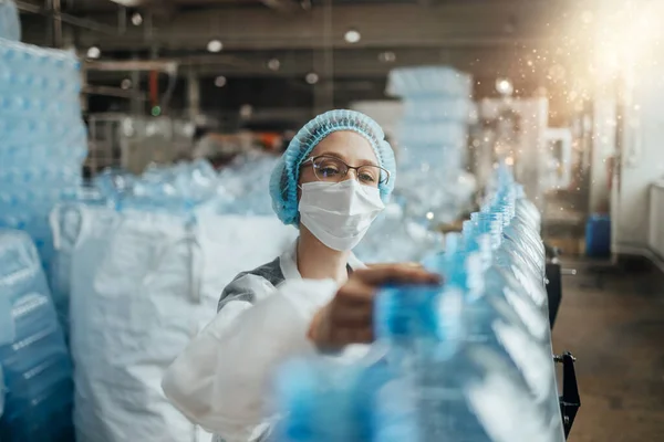 Tıbbi Malzeme Araştırma Üretim Fabrikasında Çalışan Sevkiyattan Önce Damıtılmış Kutularını — Stok fotoğraf