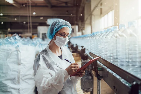 Kvinnlig Arbetare Med Skyddande Ansiktsmask Som Arbetar Medicinska Förnödenheter Forskning — Stockfoto