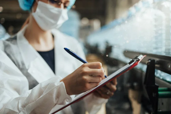 Lavoratrice Con Maschera Protettiva Che Lavora Nella Fabbrica Ricerca Produzione — Foto Stock