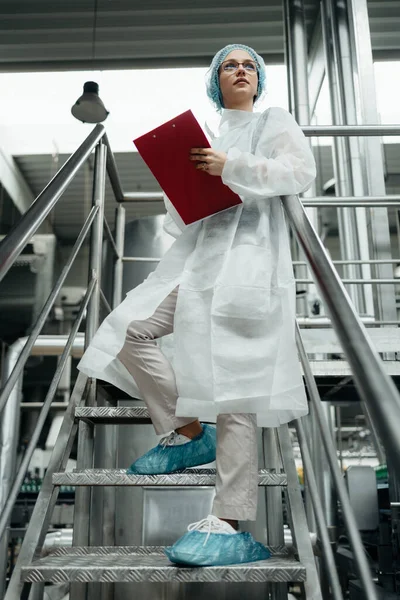 Arbeiterinnen Schutzkleidung Die Der Forschungs Und Produktionsfabrik Für Medizinische Hilfsmittel — Stockfoto