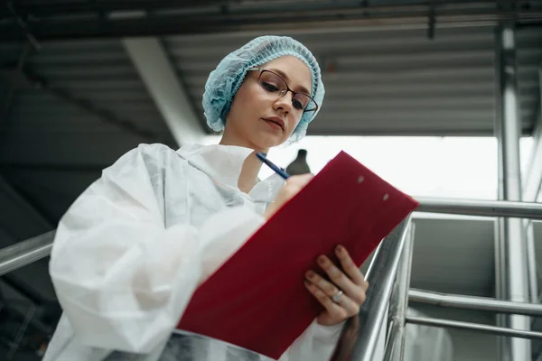 Vrouwelijke Werknemer Beschermende Werkkleding Die Werkt Medische Benodigdheden Onderzoek Productie — Stockfoto