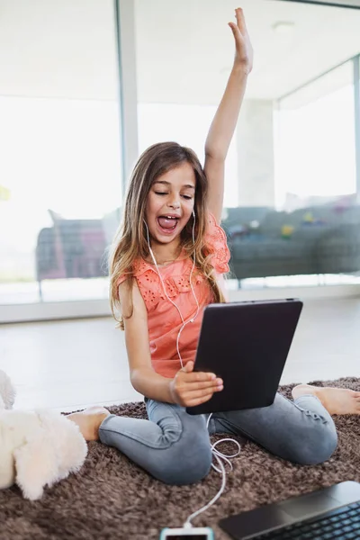 Gadis Cantik Terletak Lantai Ruang Tamu Rumahnya Dan Menggunakan Laptop — Stok Foto