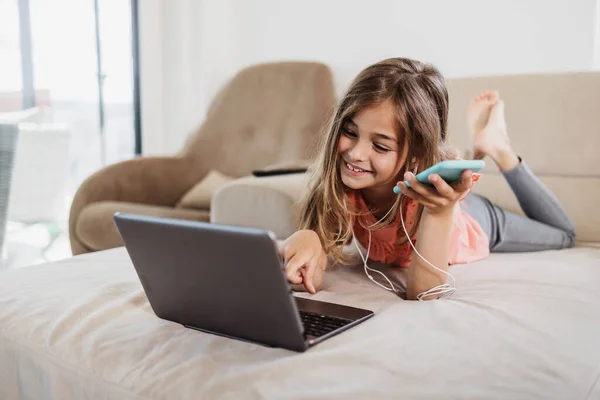 Gadis Cantik Terletak Sofa Ruang Tamu Dan Menggunakan Laptop Untuk — Stok Foto
