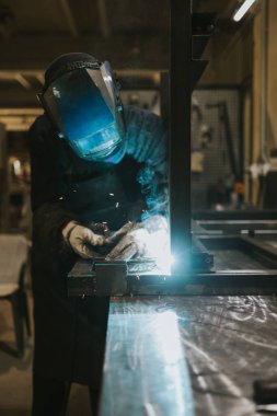 Elle çalışan kaynakçı. Ağır sanayideki insanlar çalışıyor.