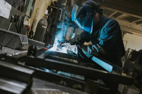 Handschweißer Bei Seiner Arbeit Menschen Der Schwerindustrie Arbeiten — Stockfoto