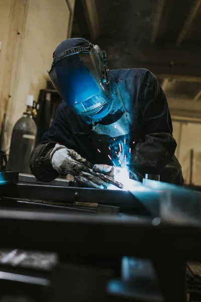 手工焊工在他的工作中 从事重工业的人 — 图库照片