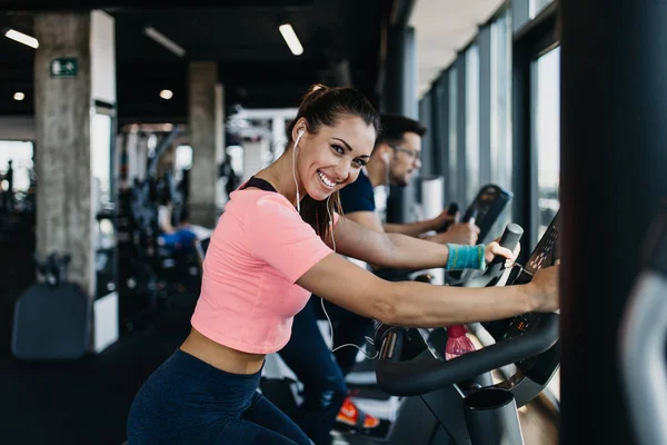 Wanita Muda Dan Menarik Dan Pria Bersepeda Gym Kebugaran Mereka — Stok Foto