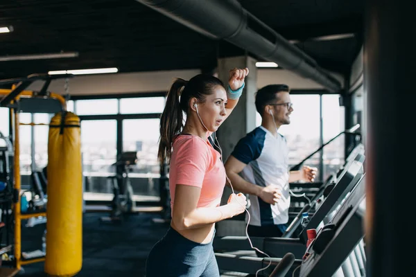 Pemuda Fit Pria Dan Wanita Berjalan Treadmill Modern Fitness Gym — Stok Foto